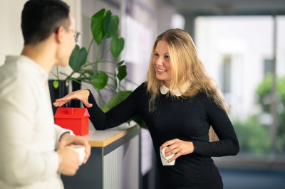 LBS-Beraterin steht gegenüber einem Berater und bespricht Bausparoptionen bei der LBS NordWest