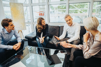 LBS Handelsvertreter in einer Besprechung