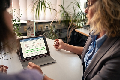 LBS-Baufinanzierungsberaterin berät Kundin am Tablet LBS-Baufinanzierungsberaterin-berät-Kundin-am-Tablet