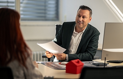 LBS-Berater-sitzt-im-Gespräch-mit-einer-Kundin. LBS-Berater sitzt im Gespräch mit einer Kundin.