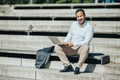 LBS Kollege arbeitet von unterwegs aus mobil im Freien