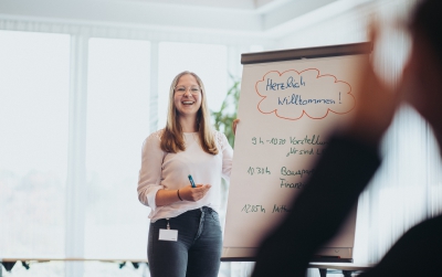 Auszubildende der LBS sitzen zusammen und besprechen sich im Team u00fcber Ausbildungsinhalte.