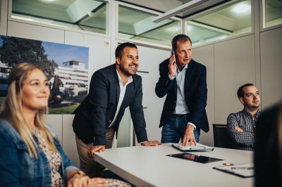 LBS Kolleginnen und Kollegen arbeiten gemeinsam an einem spannenden Projekt.